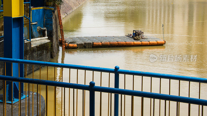 一排河流垃圾拾荒者，被PPSU用来清理肮脏的河流，靠在istiqlal水闸上(Pintu Air istiqlal)